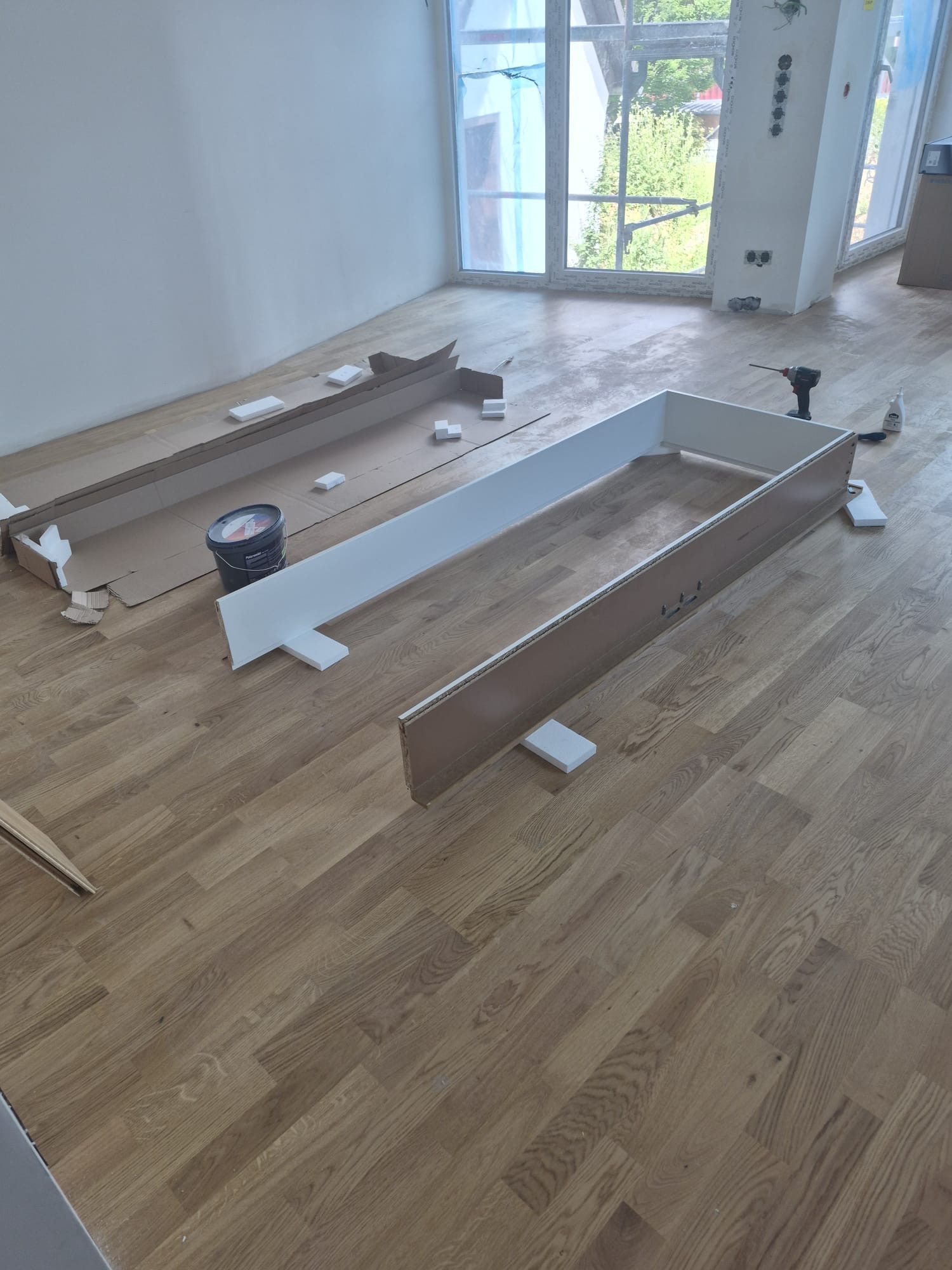 Möbelmontage auf neu verlegtem Parkettboden