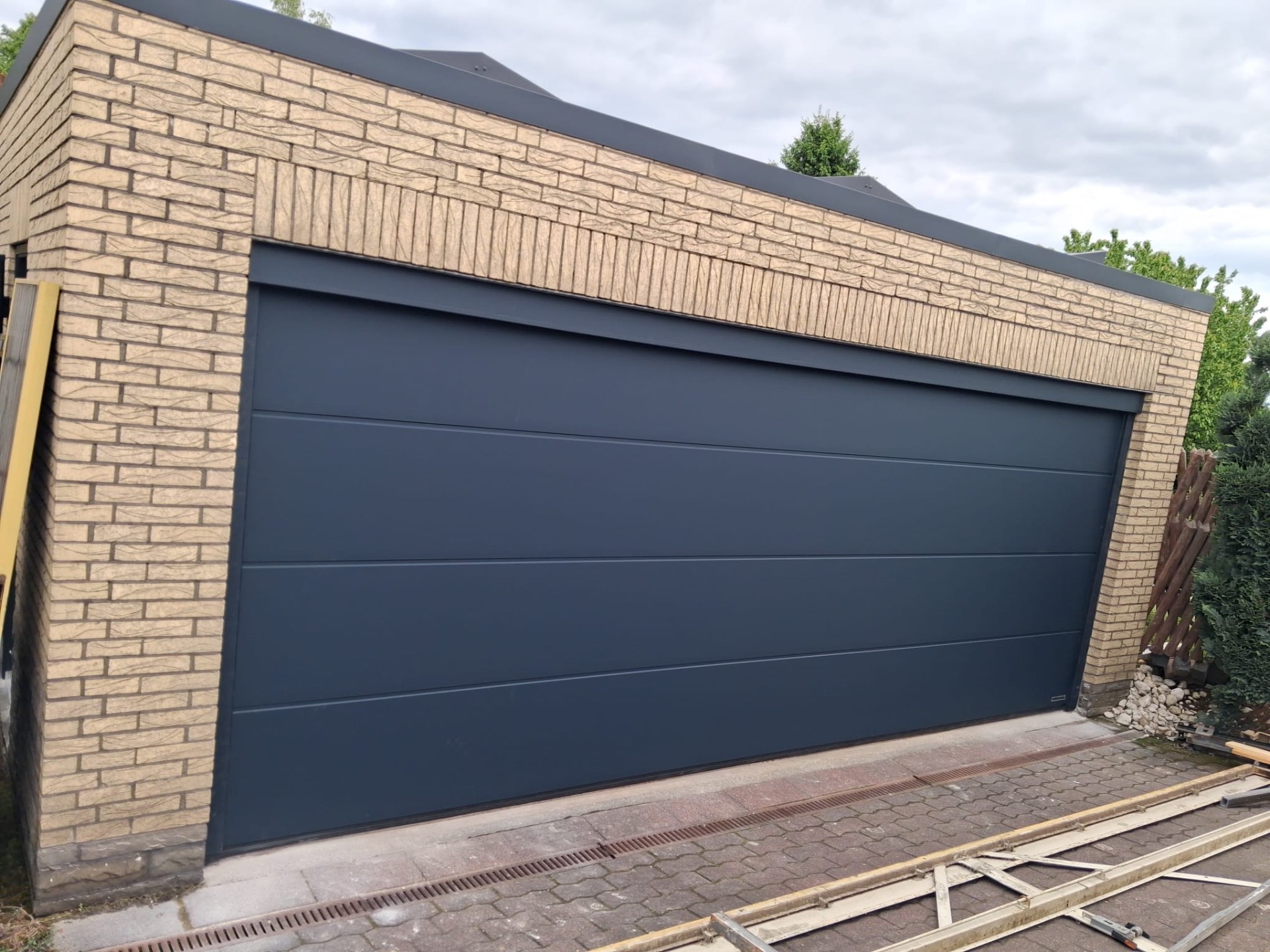 Doppel-Garagentor in Anthrazit an Klinkerfassade