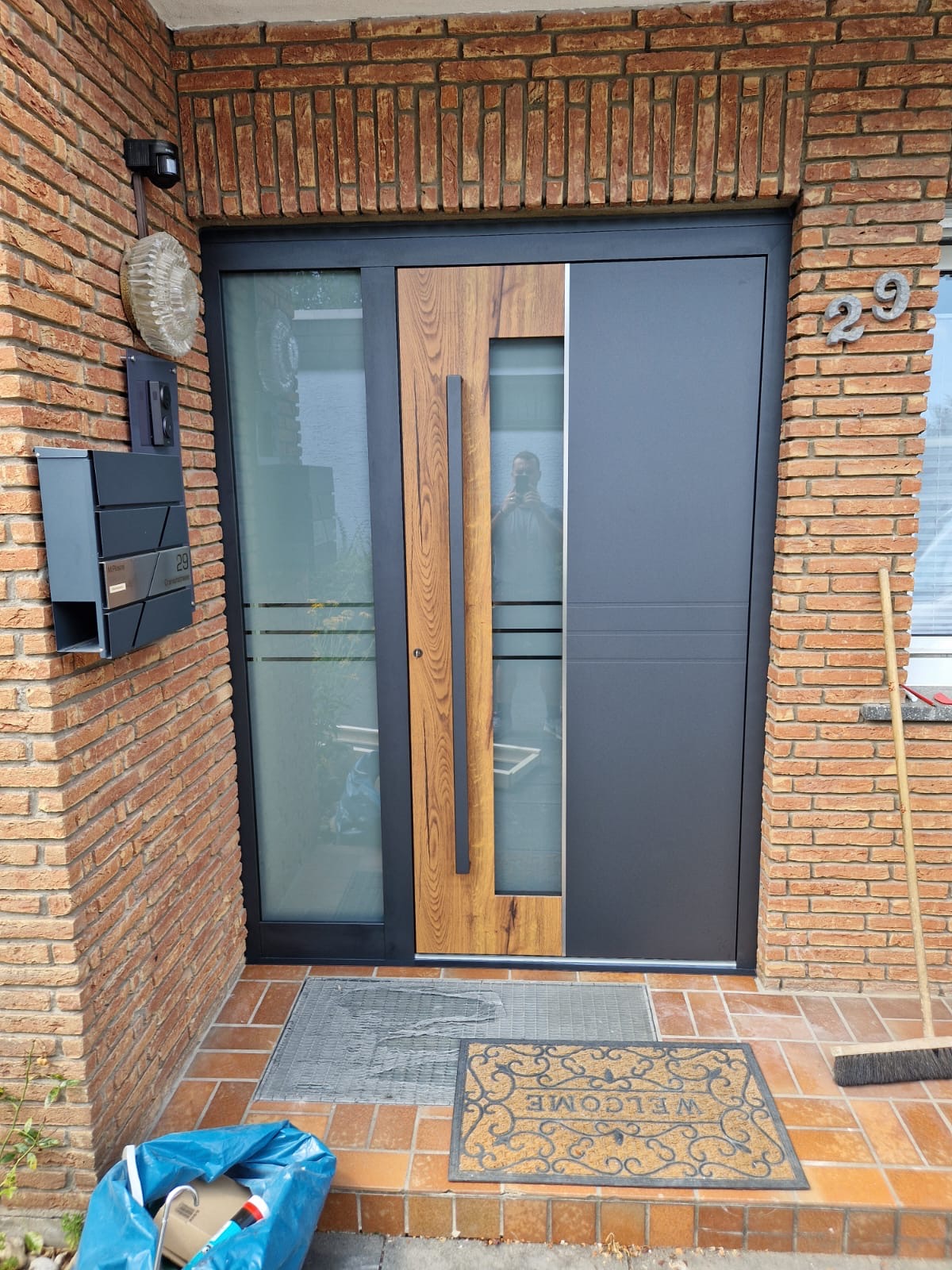 Moderne Haustür in Anthrazit mit Holzdekor und Seitenteil